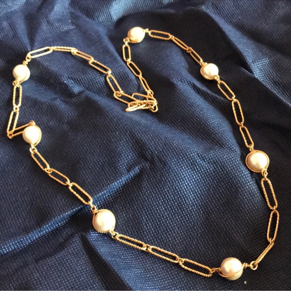 Elegant Gold and Pearl Necklace